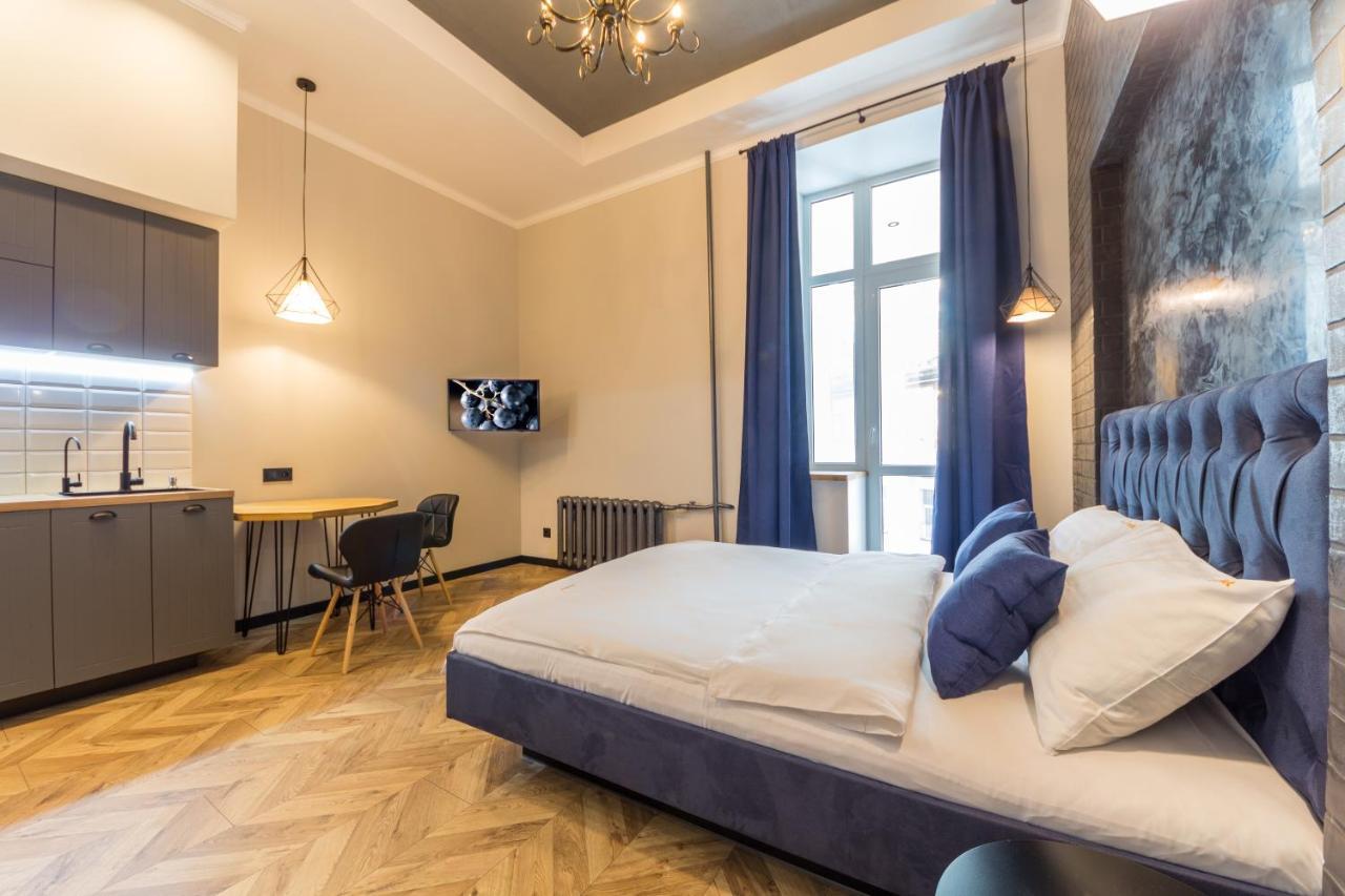 Loft Design Near Maidan דירה