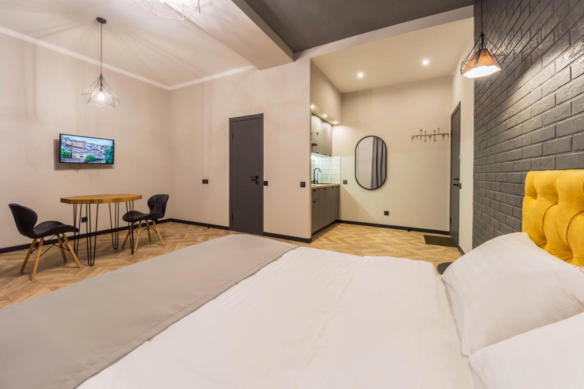 Loft Design Near Maidan דירה